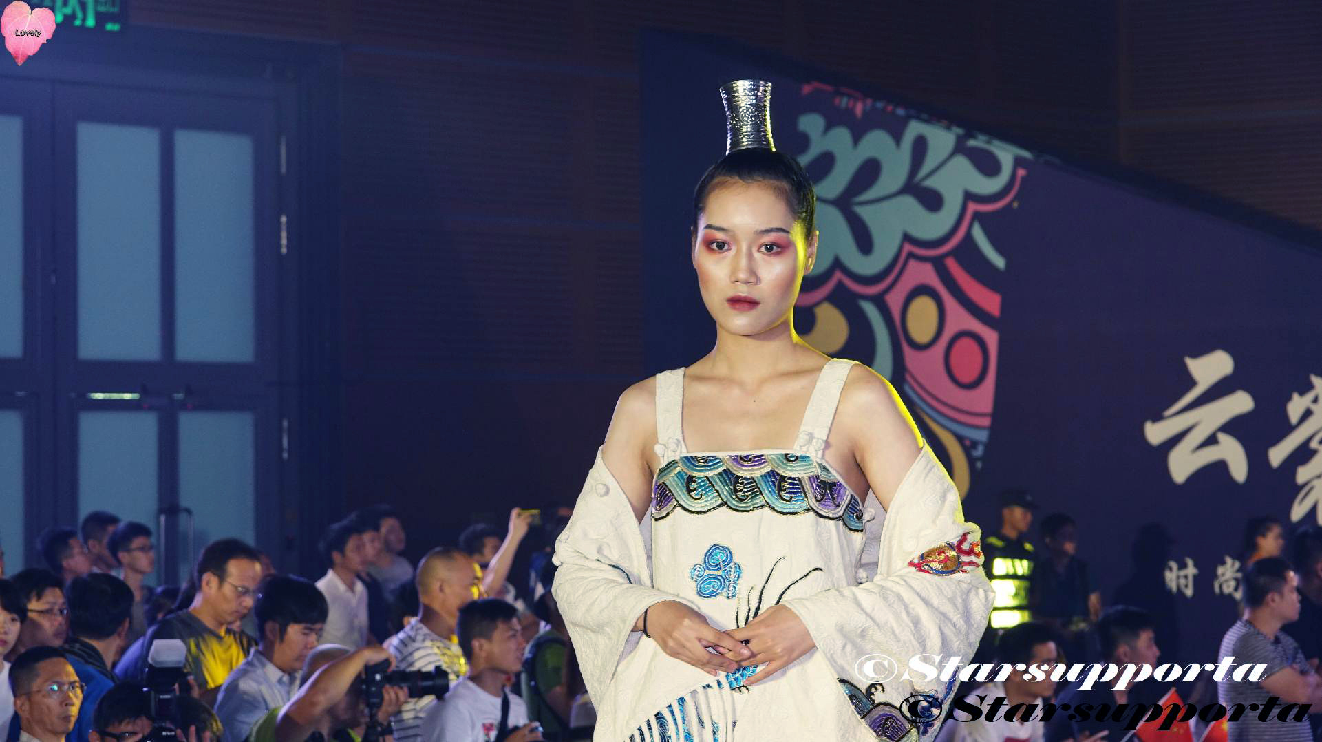 20191001 深圳國際汽車展覽會 - 云裳魅影 時尚與汽車的未來奇遇: 云南孔雀窩創始人 楊麗燕服裝秀 @ 深圳會展中心 (video)